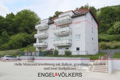 Helle Maisonettewohnung mit Balkon, grandiosem Ausblick und zwei Stellplätzen