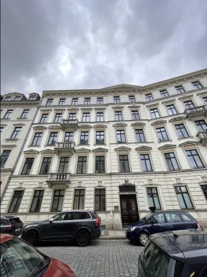 5- Zimmer Wohnung mit Altbau-Charme mit Balkon & Aufzug