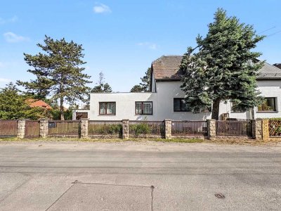 Haus mit Potenzial: Doppelhaushälfte mit 4 Zimmern und großem Garten in Leipzig-Grünau