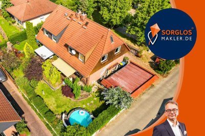 Stilvolle Doppelhaushälfte mit Pool und Carport