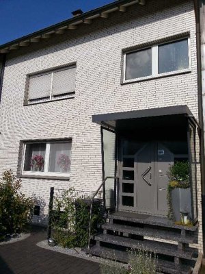 Zweifamilienhaus mit Terrasse, Balkon, Garten und Garage in ruhiger Lage in Schaffrath - vermietet