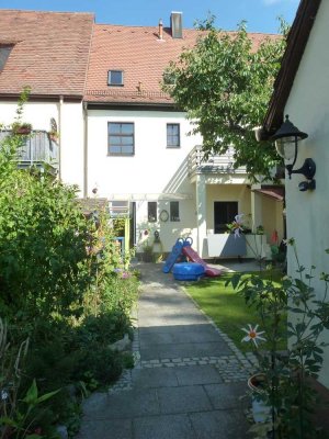 Großzügige, gepflegte 4,5 Zimmer-Nichtraucherwohnung mit EBK in Zweifamilienhaus