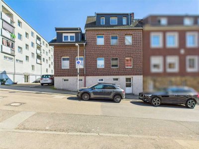 Großzügiges Zweifamilienhaus mit 9 Garagen und vielfältigen Nutzungsmöglichkeiten