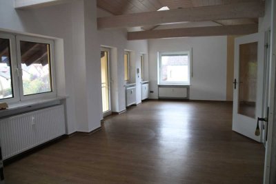 Große Wohnung mit Dachterrasse u. Gartenanteil, zentral und ruhig in Rain