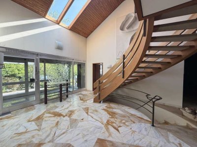 Außergewöhnliche Unternehmer-Villa mit Indoor-Pool