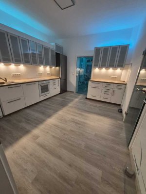 Moderne möblierte 2 Zimmer Wohnung mit vollwertiger Wohnküche & hochwertige funktionale  Ausstattung