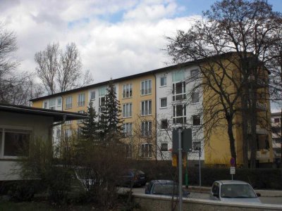 komplett neu sanierte, bezugsfertige 3-Zimmerwohnung – Bad mit Wanne, Einkaufen & Klinikum fußläufig