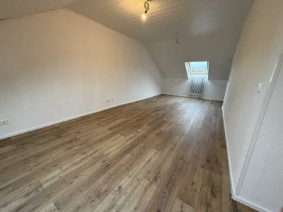 Gemütliche Dachgeschosswohnung mit 2 Zimmern in Aschaffenburg/Damm