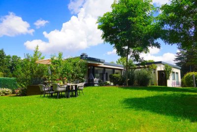 Exklusiver Bungalow in begehrter Lage: mit Einliegerwohnung, Sauna