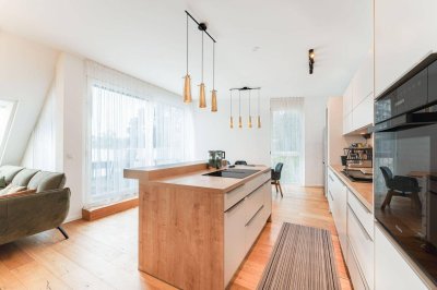 Lichtdurchflutete Dachgeschosswohnung mit Freiflächen und Stellplatz