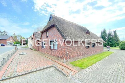 Freistehendes Reetdachhaus mit Scheune, Nebengebäuden & großem Garten