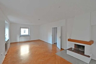 Rüttenscheider Herzblatt! Bezugsklare 2-Raum-Altbau-Wohnung im EG mit Balkon und Kamin