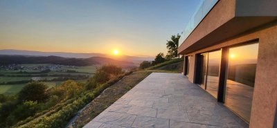 Ankommen, aufatmen, genießen – Ihr Rückzugsort am Gipfelweg in der Steirischen Weinstraße. Zwischen Weinbergen, Panorama und purem Lebensgefühl wartet Ihr Zuhause auf Zeit (Provisionsfrei)