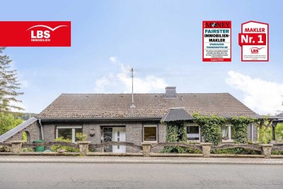 Großzügiges Dreifamilienhaus mit Kamin, Garten und Mieteinnahmen