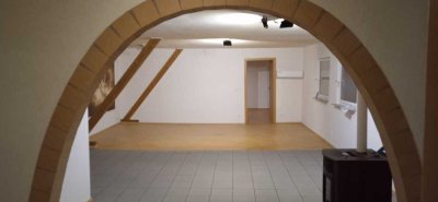 Schöne und neuwertige 2,5-Zimmer-Wohnung mit gehobener Innenausstattung mit Balkon in Elben