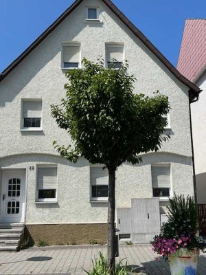 Wohnen im Stadtzentrum von Oberkochen. Doppelhaushälfte mit vielen Zimmern !