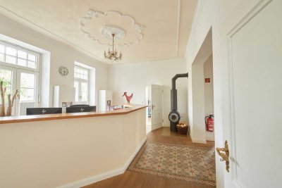 Helle, exklusive Wohnung in außergewöhnlicher, generalsanierter Stadtvilla in bester Innenstadtlage