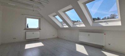 Beeindruckend, lichtdurchflutete 2-Zimmerdachgeschosswohnung mit großzügiger Raumaufteilung