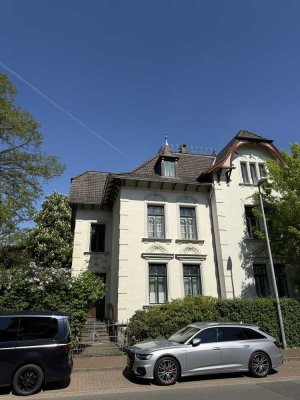 Charmante Altbauwohnung in denkmalgeschützter Villa