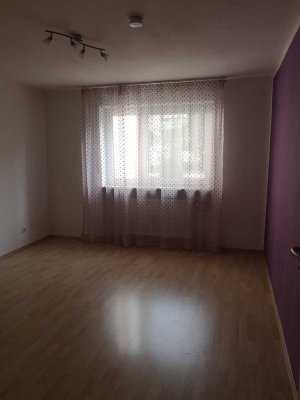 Geschmackvolle, gepflegte 3,5-Zimmer-EG-Wohnung mit EBK in Neutraubling