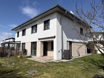 Moderne Doppelhaushälfte in schöner Siedlungslage mit Garten &amp; Garage