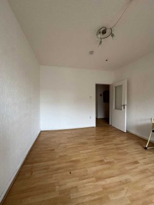Erstbezug nach Renovierung: Attraktive Zwei-Zimmer-Wohnung mit Teilmöblierung in Duisburg-Hochfeld