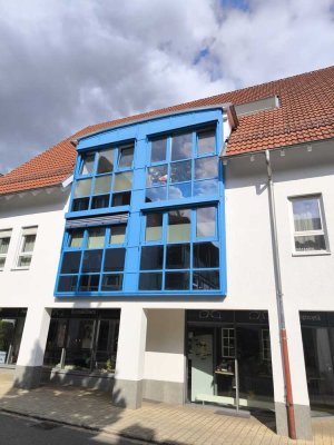 Zentrale, helle 3-Zimmer-Wohnung mit Wintergarten und Einbauküche