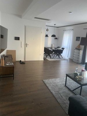 Exklusive, neuwertige 4-Zimmer-Wohnung mit Balkon und Einbauküche in Stuttgart. Keine Makler