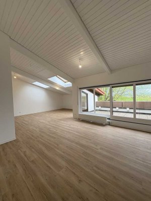 Sanierte 4,5-Zimmer-DG Wohnung mit Balkon in ruhiger Alleinlage von Bissingen!