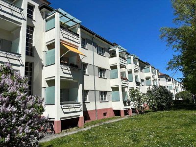 Mitten im Grünen & absolut ruhig: 2-Zi.-Wohnung mit Balkon u. Wanne