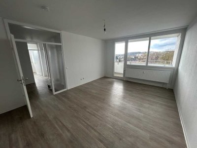 3-Zimmer-Wohnung,frisch gestrichen mit großem Wohnzimmer