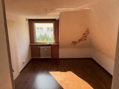 Wohnen mit Charakter: 2,5-Zimmer-Dachgeschosswohnung in Solingen