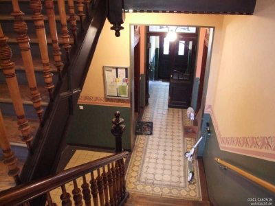 [] im herzen von schleußig [] gut vemietete 2-raum im 1.og [] parkett [] balkon [] wanne [] aufzug [