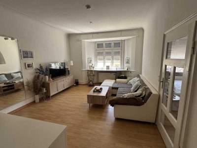 Großzügige 2-Zimmer Wohnung im Altbau mit Einbauküche