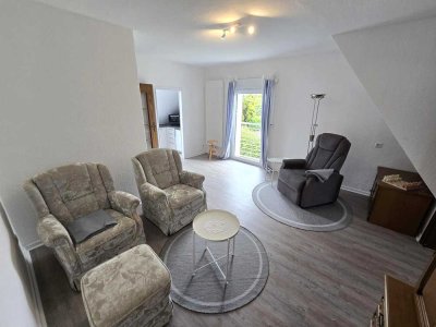 Tolle 2- Zimmer Dachgeschosswohnung mit Einbauküche, Möbeln u.v.m.