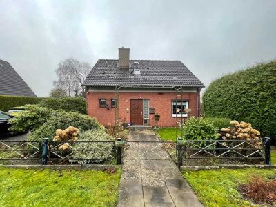 Charmantes Einfamilienhaus auf großem Sonnengrundstück in Bekdorf