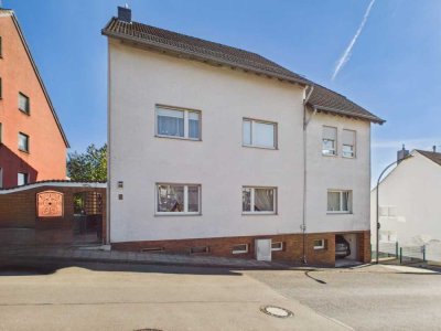 Charmantes Zweifamilienhaus mit Halle, Garage und Garten bereits in WEG!