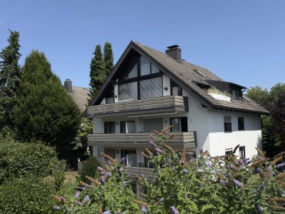 Sachsenhausen Süd: 4-Zimmer-Dachgeschoss-Maisonettewohnung mit Kamin, Balkon, Loggia und Garage