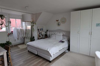 Helle Dachgeschosswohnung mit großem Balkon in der östlichen Altstadt