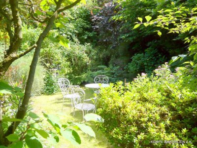 Große Altbau-Erdgeschosswohnung mit Garten, Veranda, Garage, Wellnessbereich, großen Hobbyraum