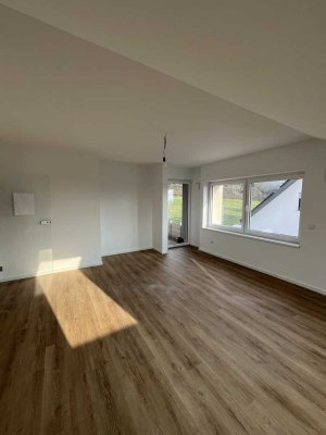 Hochwertig & energ. sanierte DG-Whg. in bester Lage in Halle W. (2-Fam.-Haus, Senioren-WG-geeignet)