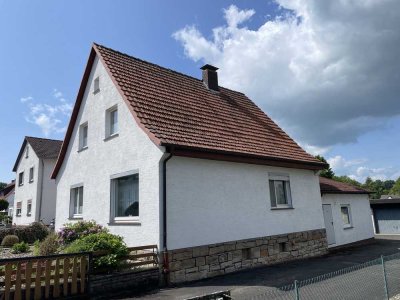 Einfamilienhaus mit Doppelgarage und großem Grundstück in Grebenstein-Udenhausen