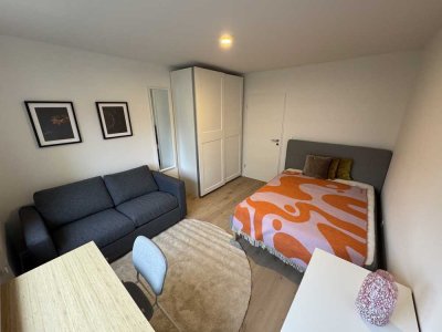 Neurenoviertes Zimmer. Neugründung 4-Zimmer WG! Erstbezug nach Renovierung.