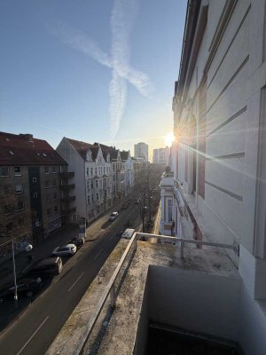 Entkernte Altbauwohnung mit 3 Balkonen