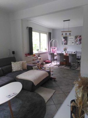 Helle 2,5-Zimmer-Wohnung mit Einbauküche in verkehrsgünstiger Lage