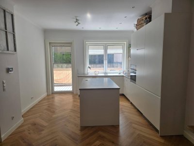 Echte Rarität - Altbauwohnung mit feiner Terrasse