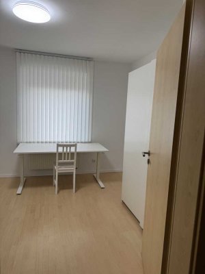 Frisch renoviert 2-Zimmer-Wohnung mit Wohnküche, möbliert, WG-geeignet, neben City-Galerie