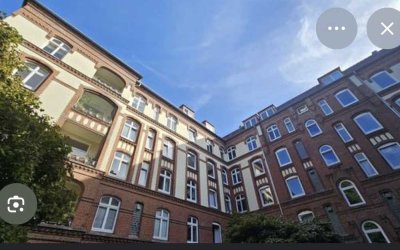 Charmante 2-Zimmer-Altbauwohnung mit Balkon in Hamburg-Barmbek Süd