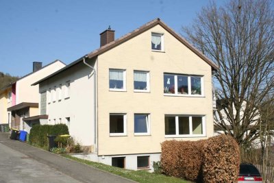 Mehrfamilienhaus im Weserbergland: 237 qm Wohnfl., 2 Balkone, Heizung neu, Bev.-Dalhausen: 249.000 €