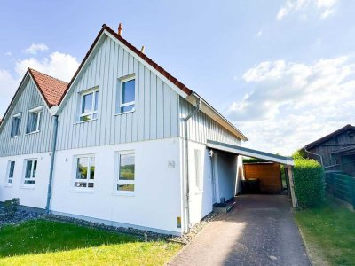 Haus im skandinavischen Stil – trifft auf – idyllische Feldrandlage